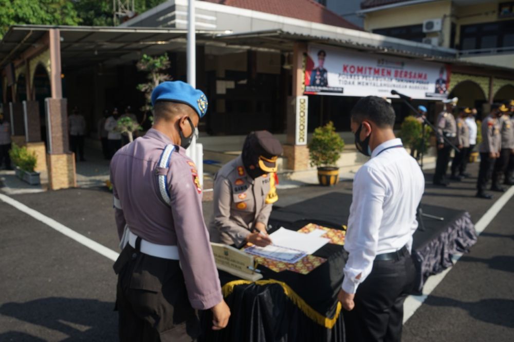 Kapolres Pelabuhan Tanjung Perak AKBP Ganis Setyaningrum saat lakukan penandatanganan Pakta Integritas penyalahgunaan narkoba