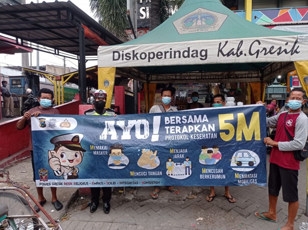 Kanit Dikayasa Satlantas Polres Gresik Iptu Sri Maryani bersama anggota sambangi pasar Sidomoro Gresik