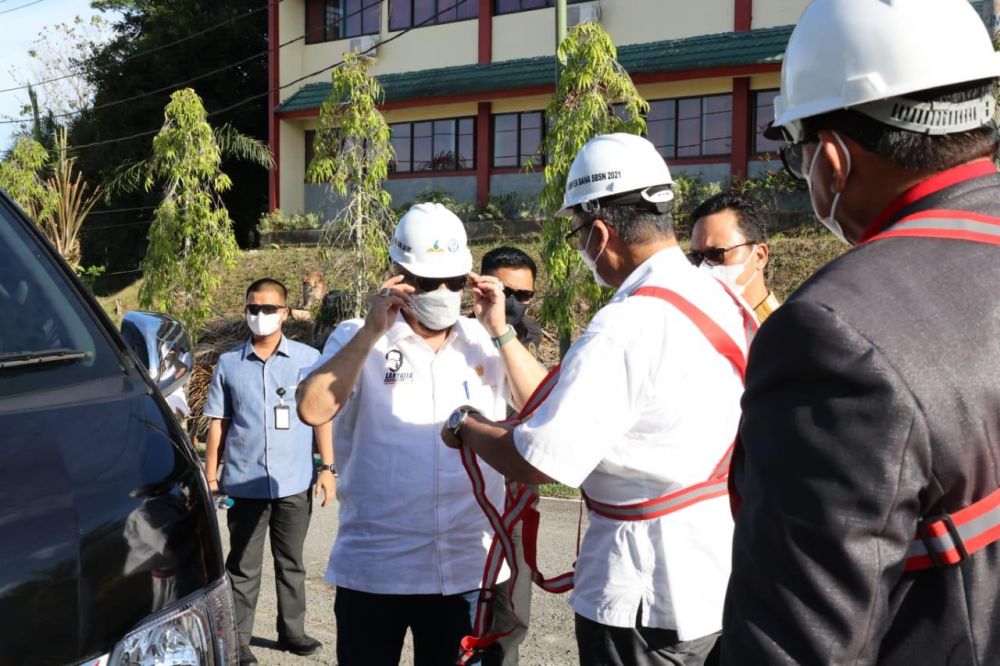 Ketua DPD RI melakukan ground breaking atau peletakan batu pertama pembangunan laboratorium ilmu hayati Universitas Borneo Tarakan Kalimantan Utara