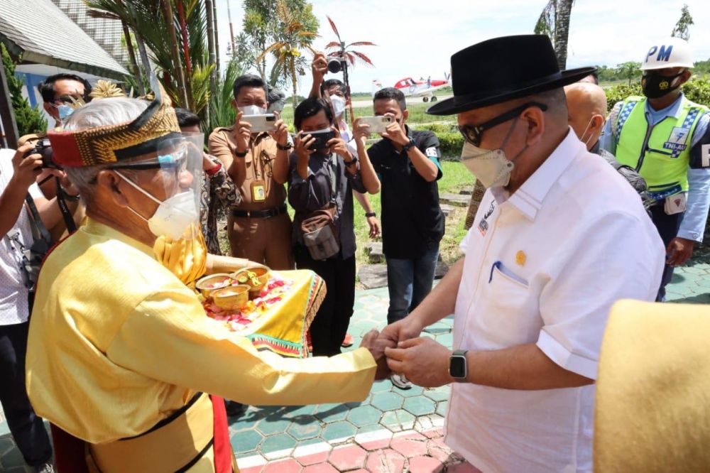 Ketua DPD RI melanjutkan Roadshow Kunker ke Kalimantan-Sulawesi dengan mengunjungi Tarakan, Kalut. LaNyalla bersama rombongan tiba di bandara Internasional Juwata