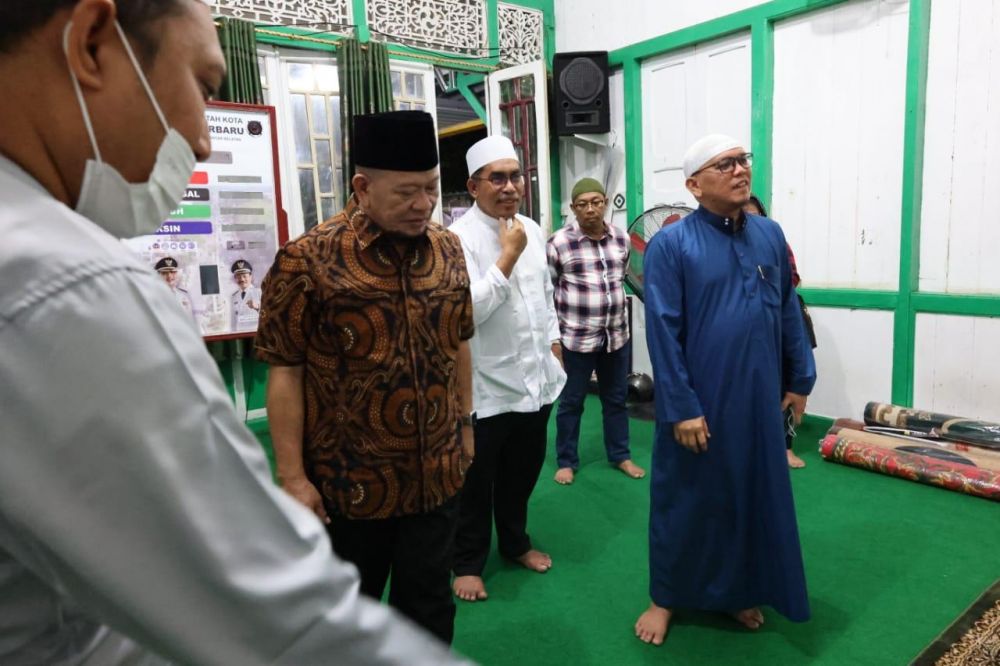 Ketua DPD RI AA LaNyalla Mahmud Mattalitti saat berziarah di makam Habib Hamid bin Abbas Bahasyim bersama rombongan senator