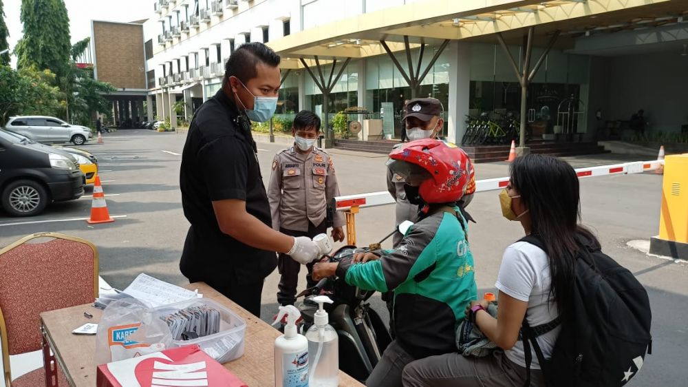Polres Gresik melalui Polsek Manyar Gresik terus kawal putuskan mata rantai Covid-19 dengan perketat hotel di wilayah Gresik