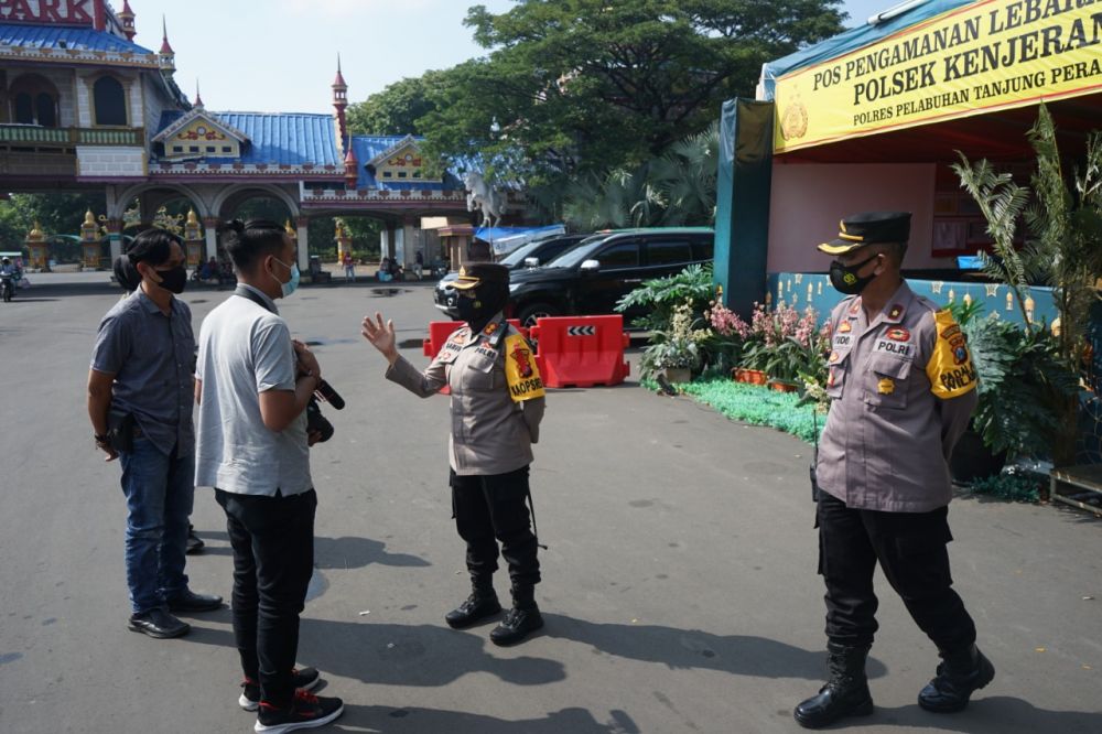 Kapolres Pelabuhan Tanjung Perak AKBP Ganis Setyaningrum saat berikan arahan di pospol pantai Ria Kenjeran
