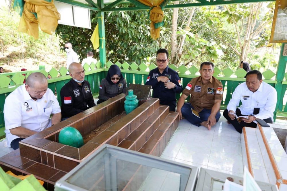 Ketua DPD RI bersama rombongan senator menyempatkan singgah dan berdoa di makam Sayyid Ahmad Al Maghribi di Desa Salim Batu Tanjung Palas Tengah Kabupaten Bulungan Kaltara