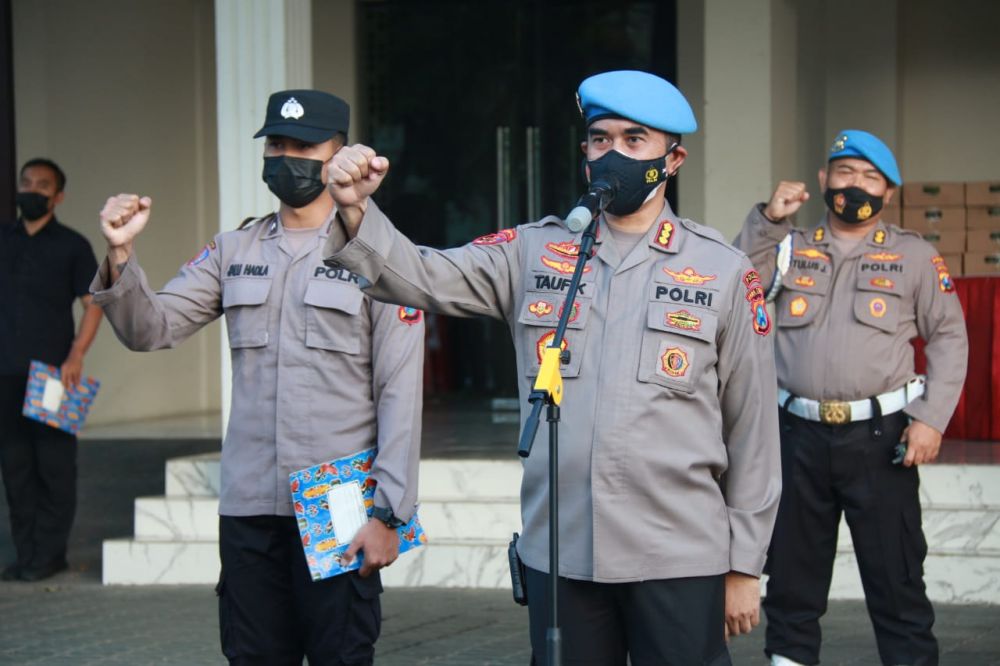 Kabid Propam Polda Jatim Kombes Pol Taufik Herdiansyah Zeinardi bersama personil lakukan ikrar penandatanganan Pakta Integritas
