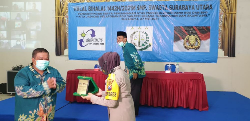 Ketua MKKS Banu serahkan cinderamata kepada Kapolres Pelabuhan Tanjung Perak AKBP Ganis Setyaningrum