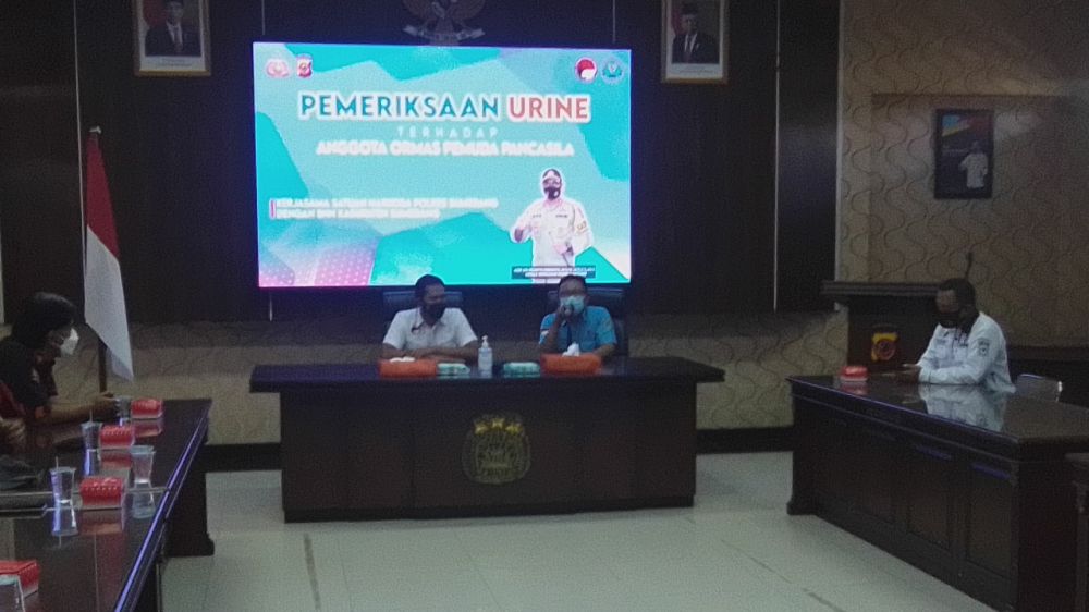 Kasatnarkoba AKP. Tri Apriansyah bersama Fendiansyah bersama Sub koordinator Rehabilitasi BNN Kabupaten Sumedang