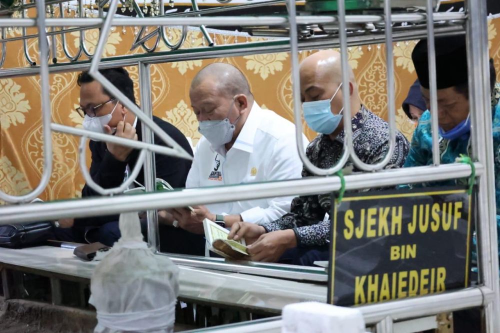 Ketua DPD RI dan beberapa senator saat ziarah ke makam syekh Yusuf di Gowa Sulsel