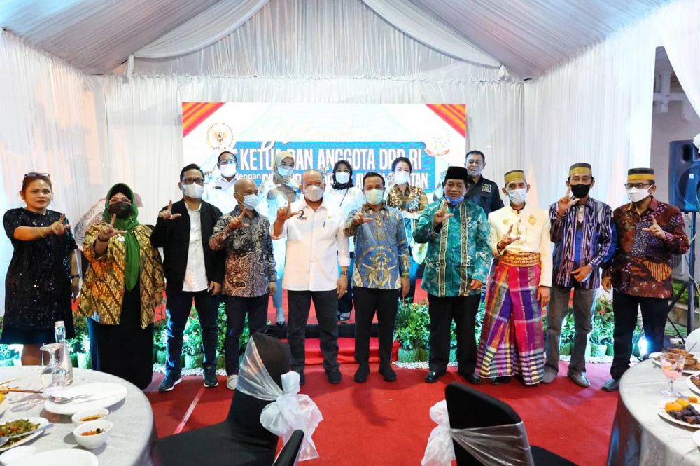 Ketua DPD RI AA LaNyalla Mahmud Mattalitti bersama sejumlah senator menghadiri jamuan makan malam Plt Gubernur Sulsel Andi Sudirman Sulaiman di rumah jabatan Wagub Sulsel Makassar