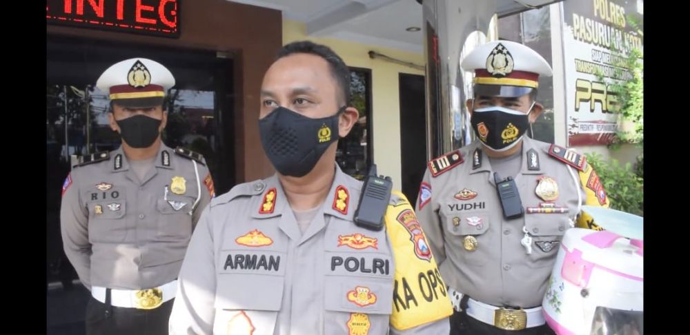Kapolres Pasuruan Kota AKBP Arman saat berikan keterangan terkait helm magic com non SNI