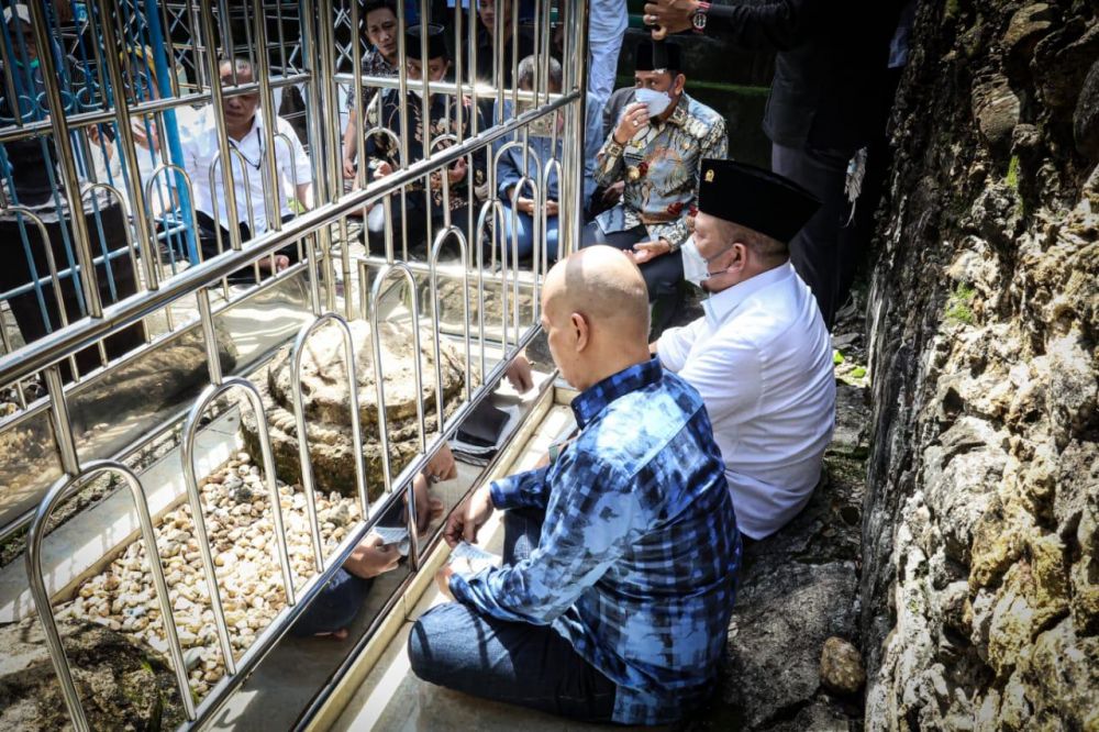 Ketua DPD RI saat berziarah di makam syekh Jamaluddin Akbar Al Husaini di komplek masjid Tua Tosora Wajo Sulawesi Selatan