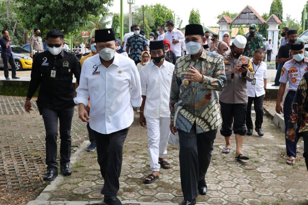 Ketua DPD RI bersama rombongan senator saat hendak solat Jum'at di masjid Tua Tosora Wajo Sulawesi Selatan