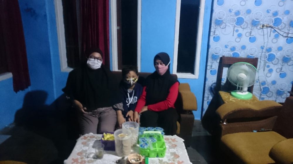 Apong bersama Dewi dan anaknya disaat sela-sela wawancara