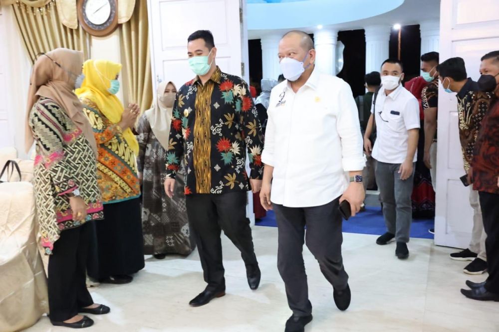 Ketua DPD RI AA LaNyalla Mahmud Mattalitti bersama sejumlah senator bertemu dengan Bupati Pangkep Muhammad Yusran di rumah jabatan Bupati Pangkep