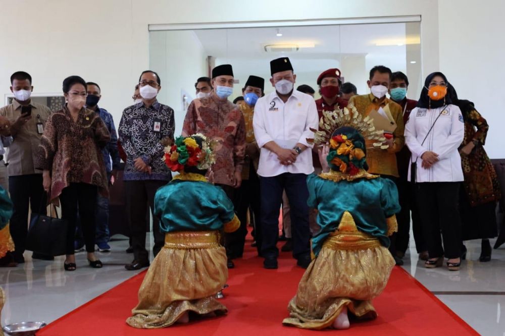 Ketua DPD RI saat menghadiri rapat kerja Nasional komunitas penyedia tenaga kerja Internasional Indonesia, yang di gelar di asrama haji Sudiang Makassar