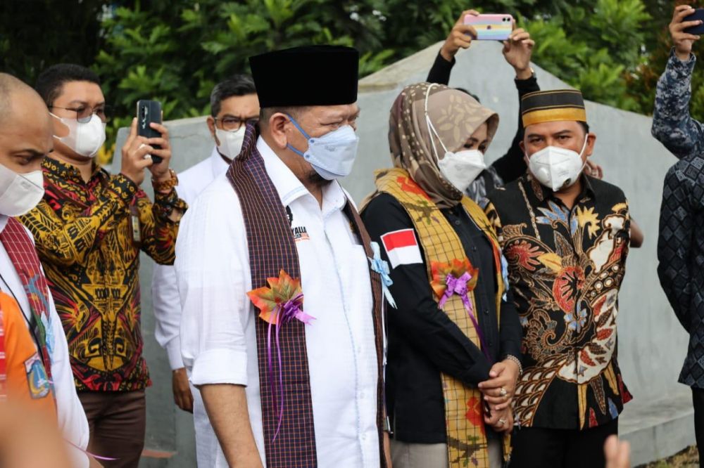 Ketua DPD RI bersama rombongan senator mengunjungi rumah adat Mamuju, Kerajaan Maradika