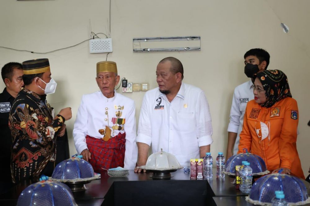 Ketua DPD RI saat mengunjungi kantor perwakilan DPD RI di jalan Ahmad Yani MAMUJU Sulawesi Barat