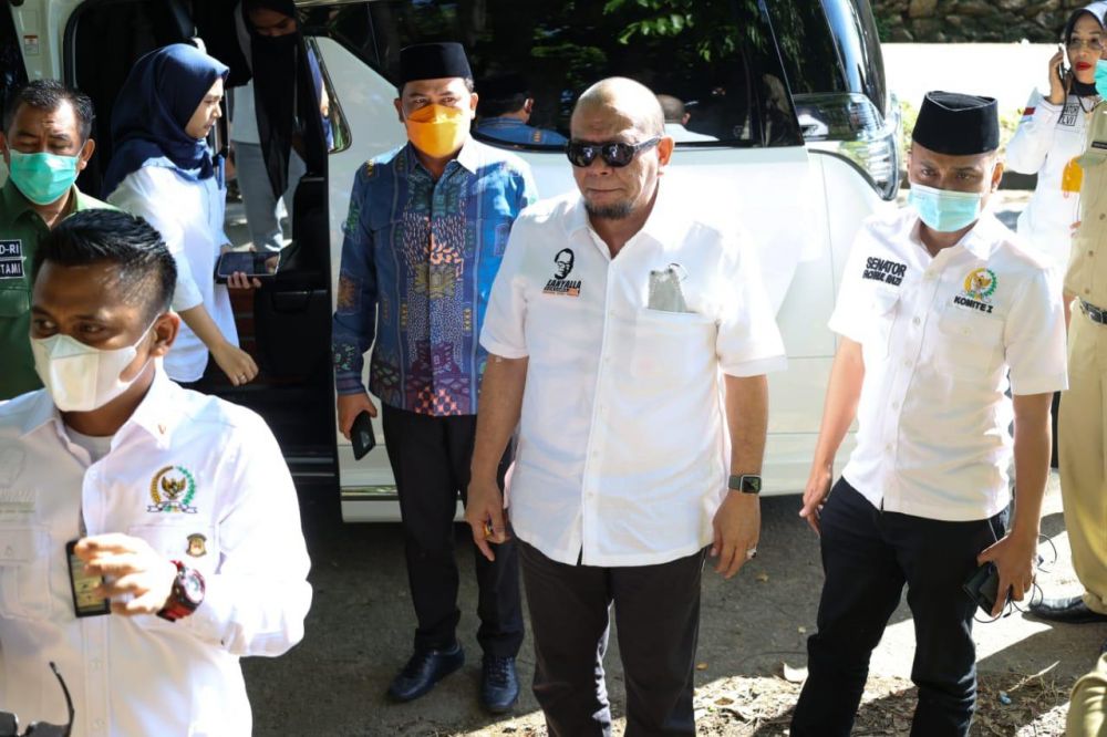 Ketua DPD RI bersama beberapa senator saat melakukan kunjungan kerja di Mamuju Sulawesi Barat