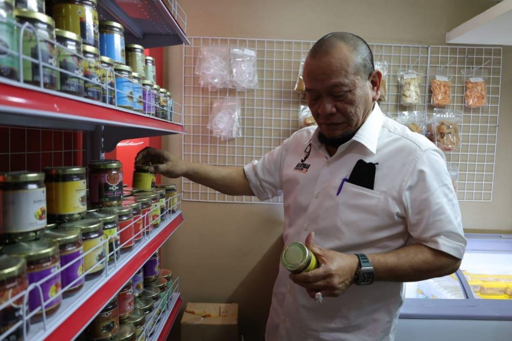 Ketua DPD RI saat berbelanja di gerai UMKM travel food di kawasan Rasuna Episentrum Kuningan Jakarta Selatan