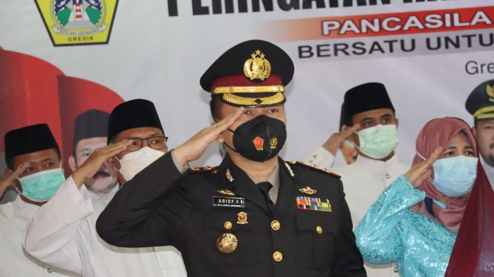 Kapolres Gresik AKBP Arief Fitrianto saat mengikuti upacara secara virtual di hari lahir Pancasila