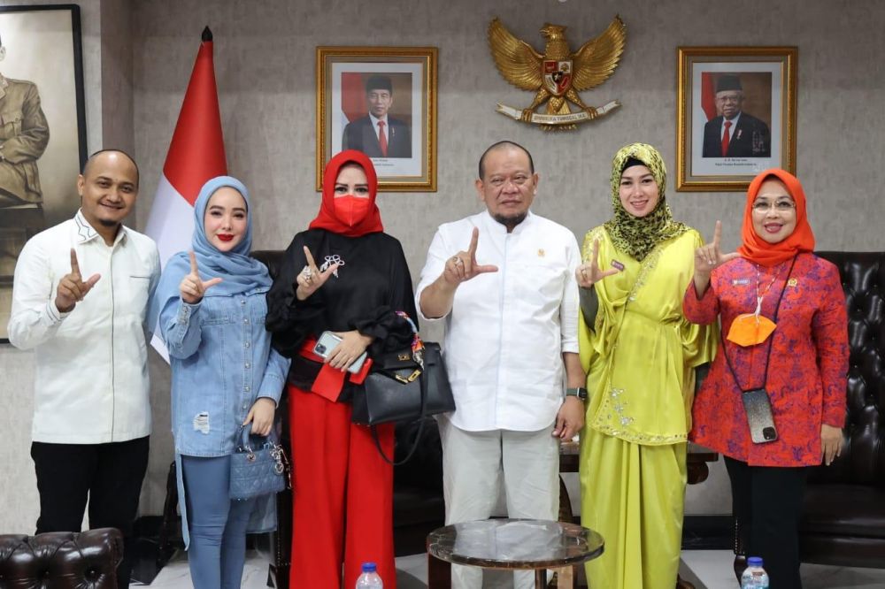 Ketua DPD RI AA LaNyalla Mahmud Mattalitti bersama artis HAPSI