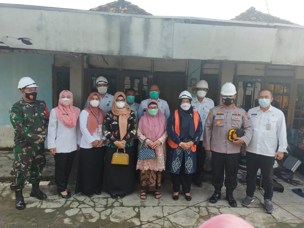 Kabagren Polres Gresik Kompol Yulianto bersama forkopincam saat launching program pugar rumah