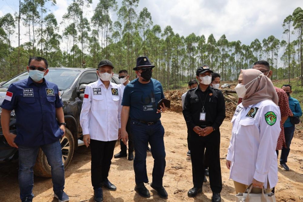 Ketua DPD RI dampingi wakil ketua komite ll DPD RI Bustami Zainudin, senator Kaltim Zainal Arifin dan Aji Murni Mawarni saat meninjau titik 0 KM IKN Kaltim