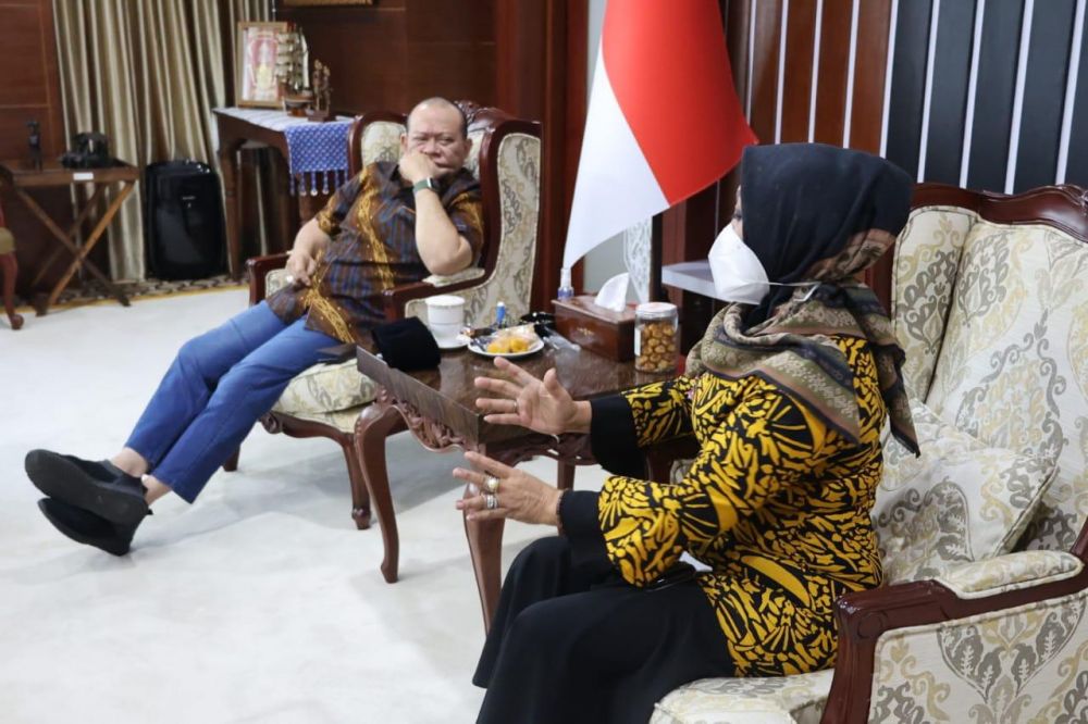 Ketua DPD RI saat menerima kunjungan dari beberapa komunitas atau paguyuban budaya Jawa Barat