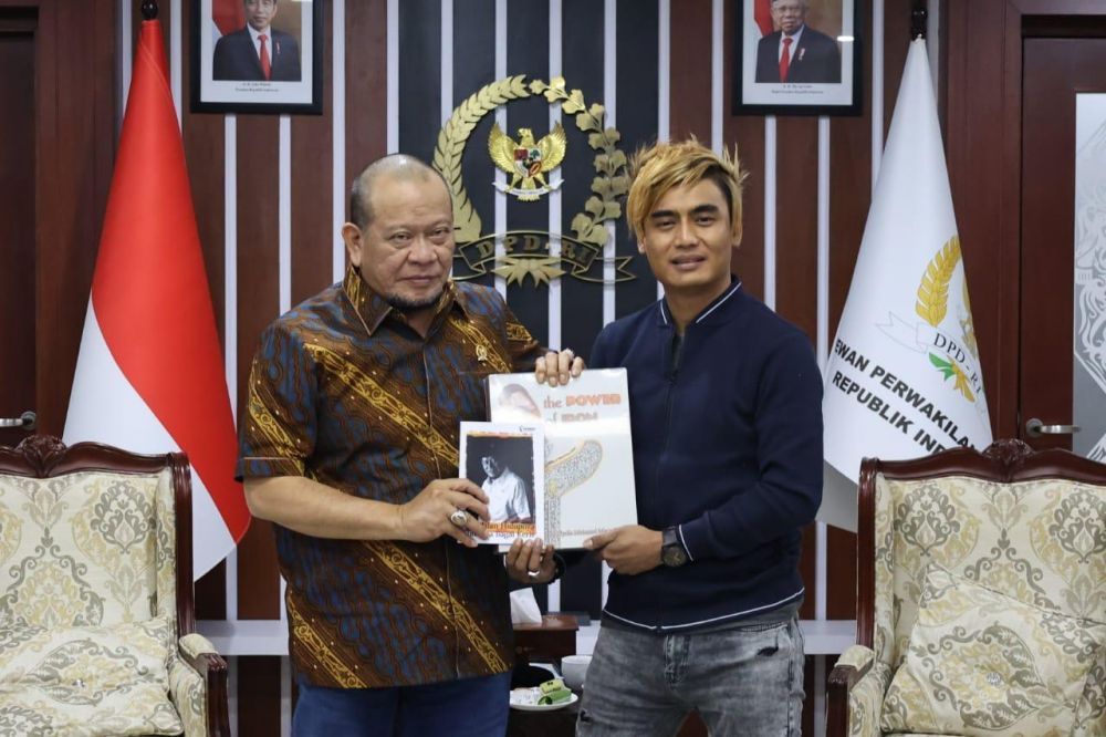 Ketua DPD RI AA LaNyalla Mahmud Mattalitti bersama artis musisi band ST12 Charly Van Houten