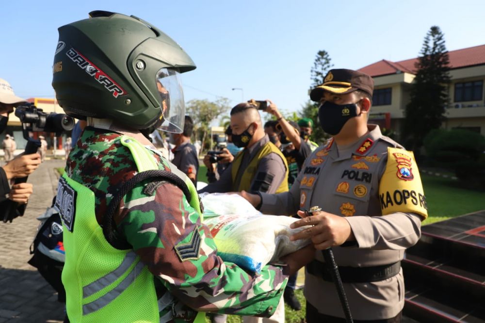 TNI-Polri Bagikan Beras dan Masker ke Warga Terdampak Pandemi Covid-19