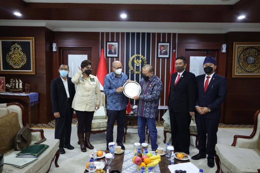 Ketua DPD RI saat menerima tamu Duta Besar Kerajaan Maroko untuk Indonesia, Ouadia Benabdellah di kantor DPD Senayan Jakarta