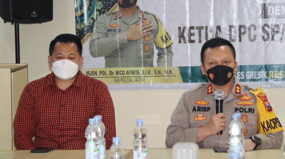 Kapolres Gresik AKBP Arief Fitrianto bersama ketua DPC perwakilan buruh