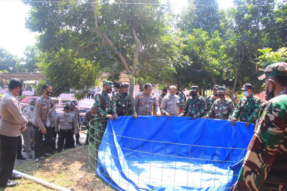Anggota Polres JEMBER dan Kodim 0824 saat pelatihan budidaya ikan