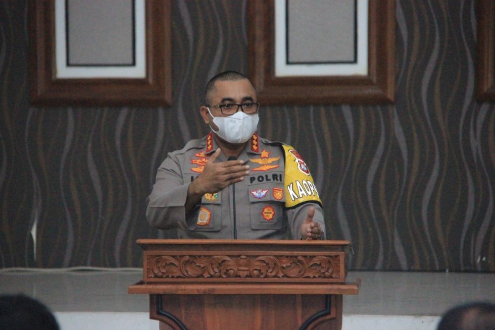 Kapolrestabes Surabaya Kombes Pol Johnny Eddizon Isir