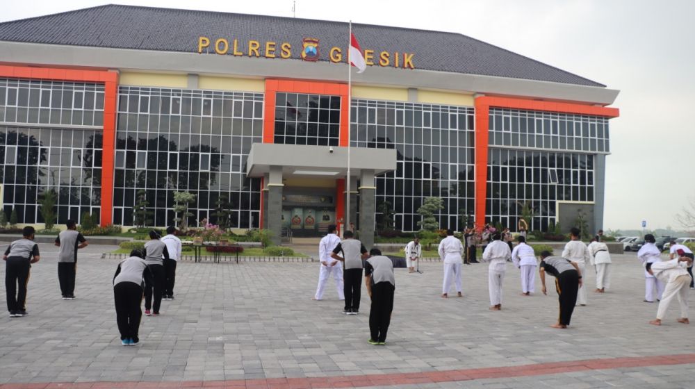Anggota Polres Gresik saat latihan beladiri diharapkan miliki kemampuan melindungi masyarakat dan diri sendiri