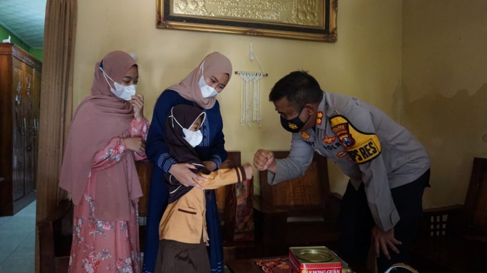 Kapolresta Mojokerto AKBP Deddy Supriadi saat bersilaturahmi ke keluarga alm Bripka juga Aiptu dan berikan tali asih ke anak yatim