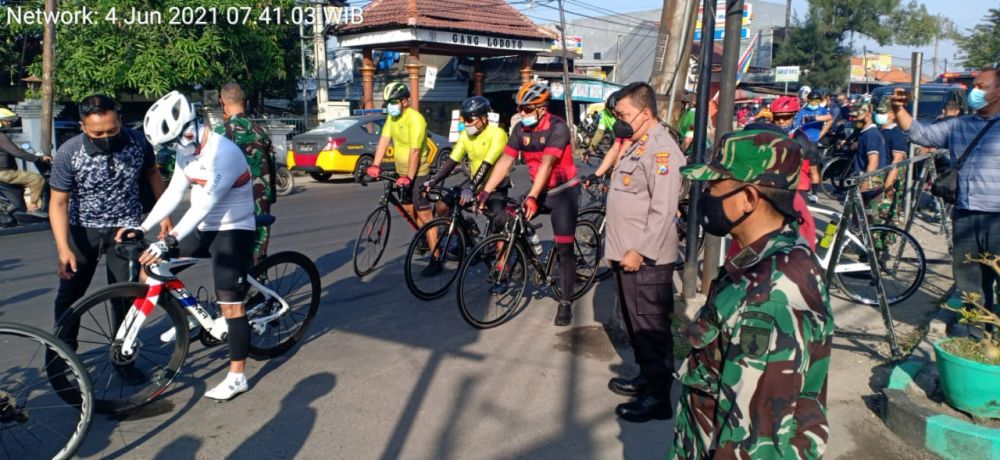 Polsek Driyorejo dan Koramil 0817 Driyorejo lakukan Pengamanan dalam rangka gowes Pangdam V Brawijaya