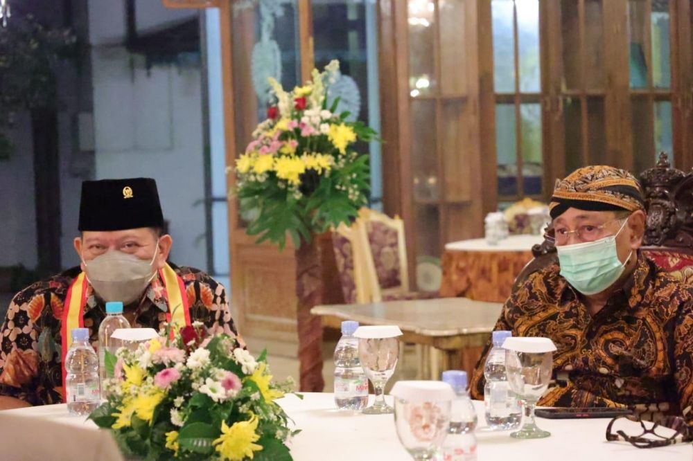 Ketua DPD RI bersama Sri Susuhunan Paku Buwono XIII di Keraton Surakarta Hadiningrat