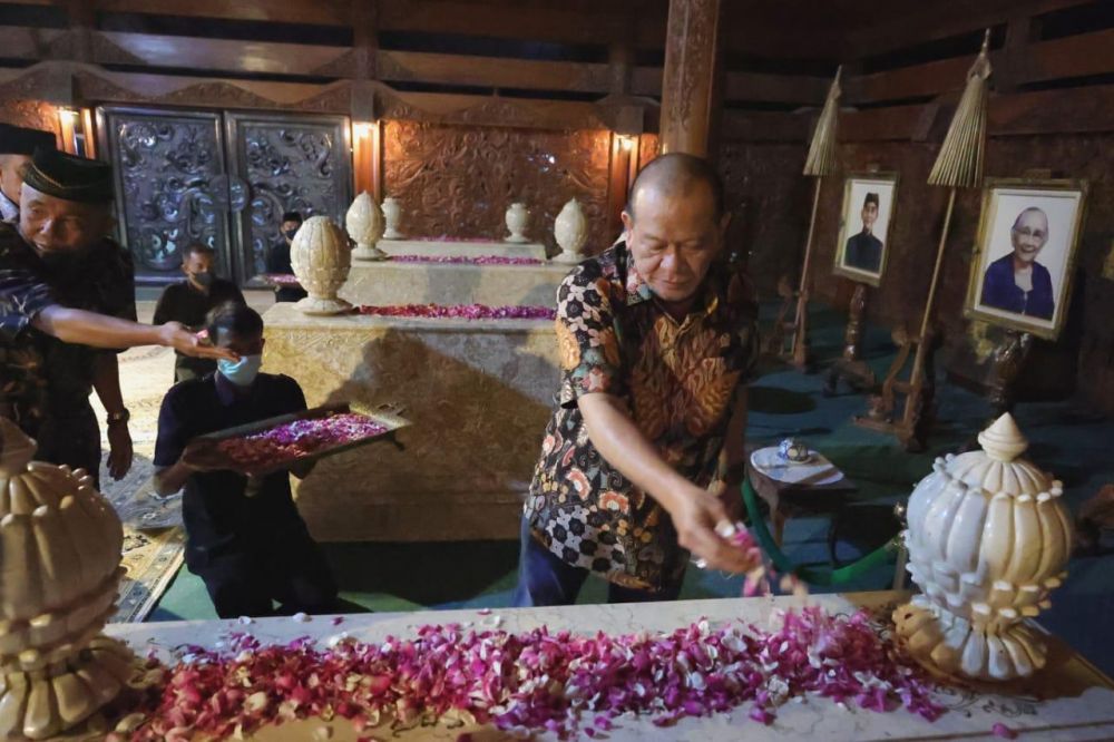 Ketua DPD RI AA LaNyalla Mahmud Mattalitti menyempatkan diri berziarah ke Astana Mangadeg dan Astana Giribangun