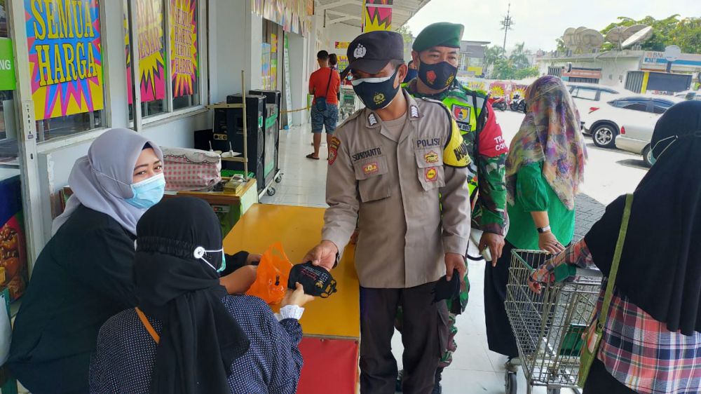 Polsek Manyar dan Koramil 0817 terus menyuarakan bahaya Covid-19 dan larangan berkerumun