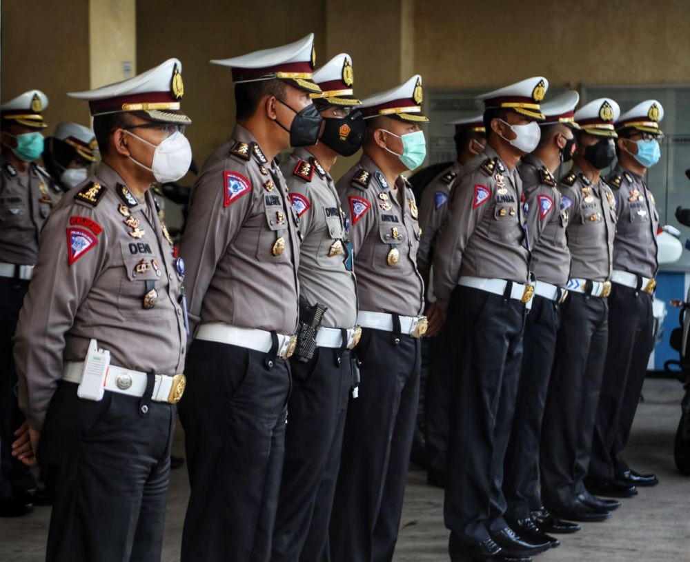 Anggota Ditlantas Polda Jatim saat menerima penghargaan Presisi Award dari Lemkapi