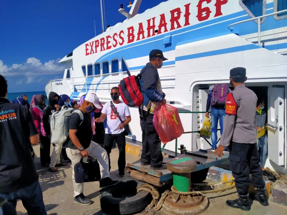 Polsek Sangkapura bersama Koramil Getol suarakan Prokes di pelabuhan Bawean Gresik