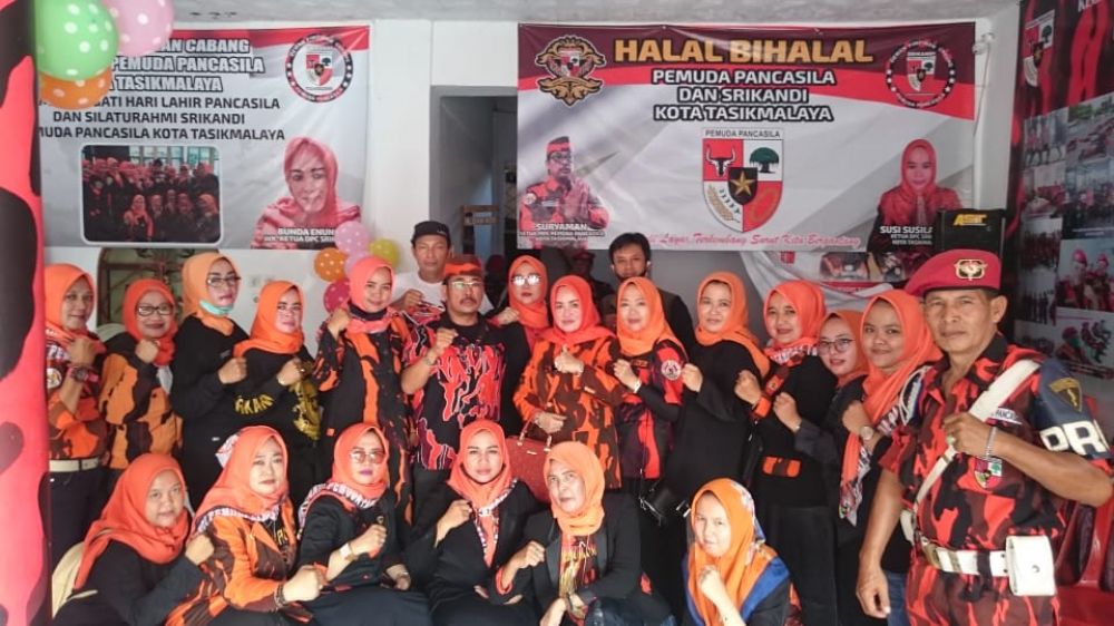 Foto bersama ketua umum Pemuda Pancasila Mpcy Kota Tasikmalaya dan para srikandi-srikandi.