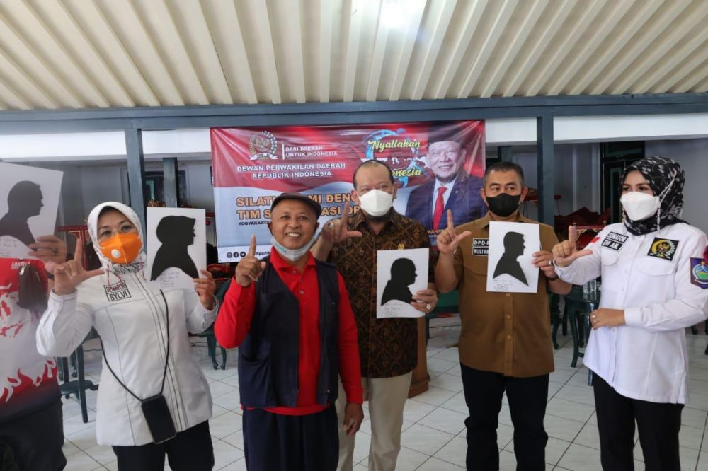 Ketua DPD RI AA LaNyalla Mahmud Mattalitti saat menunjukkan hasil gambar siluet karya guru honorer