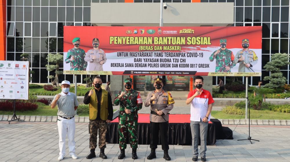 Kapolres Gresik AKBP Arief Fitrianto, Kodim 0817 bersama Yayasan Tzu Chi sesaat setelah apel pagi memberangkatkan beras bansos