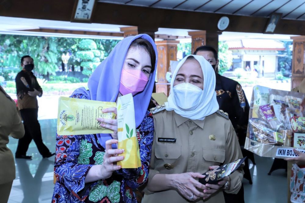 Ketua Dekranasda Arumi Bachsin bersama Bupati Bojonegoro Anna Mu' awanah saat melihat hasil pengrajin batik dan yang lainnya