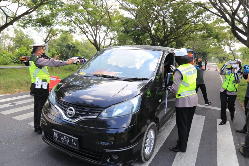 Para Srikandi Polda Jatim Berbagi Masker dan Sembako juga edukasi Protokol Kesehatan wabah Covid-19