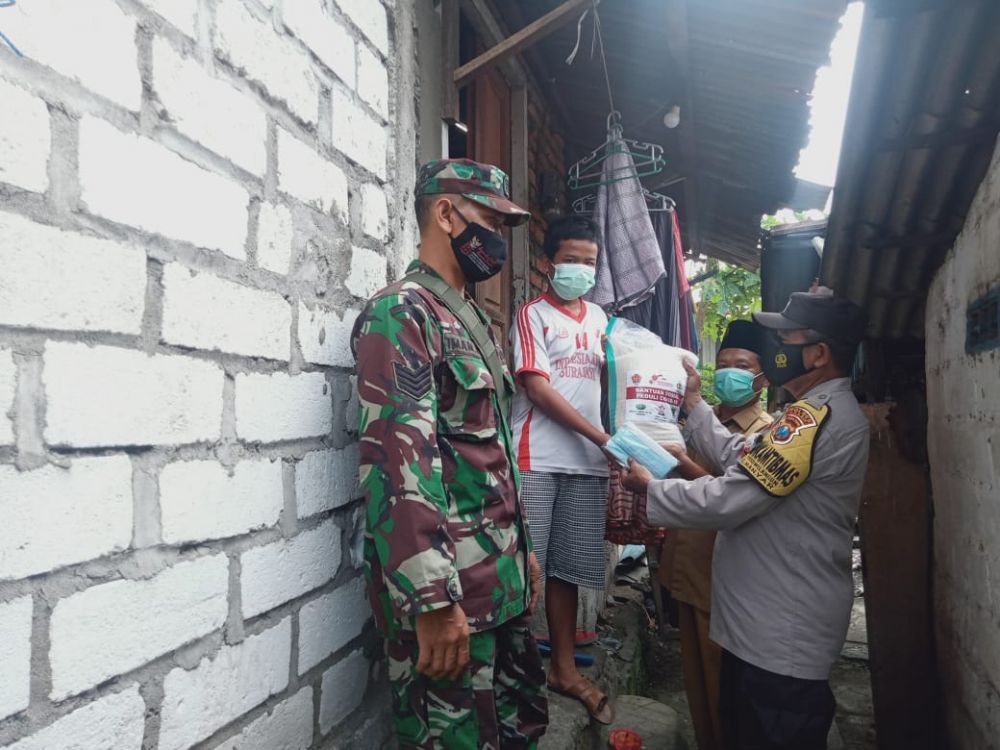 Bhabinkamtibmas dan Babinsa Salurkan Sembako ke Masyarakat Terdampak
