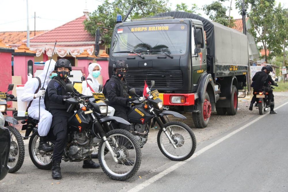 Anggota Satbrimob Polda Jatim siap bagikan sembako, masker dan semprotkan disinfektan