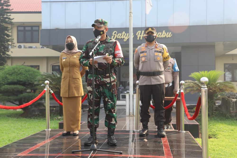 Fandi 0815, Bupati Mojokerto dan Kapolres Mojokerto saat pembukaan apel pasukan penegakan Prokes